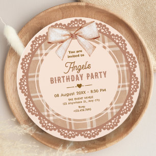 Invitación Cumpleaños de cuadros con lazo marrón beige