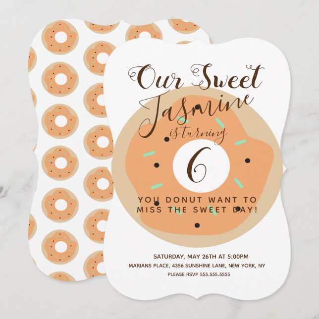Invitación Cumpleaños de dona de calabaza dulce espolvoreada (Anverso / Reverso)
