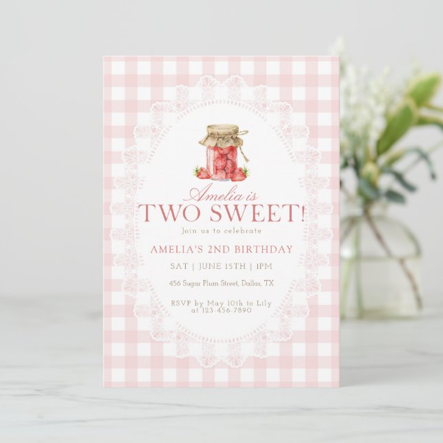 Invitación Cumpleaños de Dos Fresas Dulces con Cuadros Rosas (Anverso de pie)