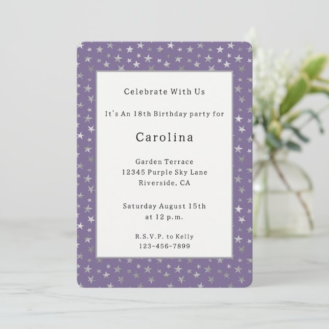 Invitación Cumpleaños de Estrellas Plateadas Moradas (Anverso de pie)