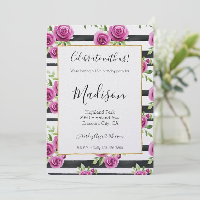 Invitación Cumpleaños de flores rosas rayas negras (Anverso de pie)