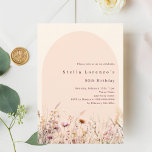 Invitación cumpleaños de flores silvestres de color beige de<br><div class="desc">Una elegante invitación a la flor. Un fondo color crema,  beige y un arco de color melocotón. Decorada con flores silvestres de color agua en tonos beige y rosa.</div>