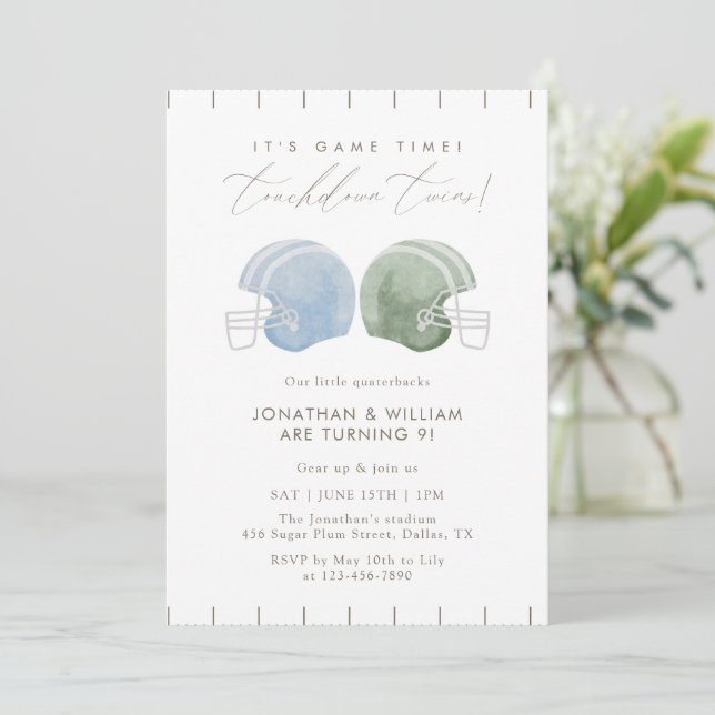 Invitación Cumpleaños de gemelos Touchdown Twins con casco de (Anverso de pie)