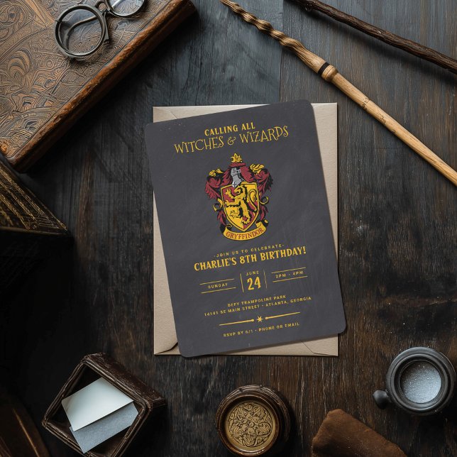 Invitación Cumpleaños de Harry Potter | Gryffindor Chalkboard (Invitation on simulated table)