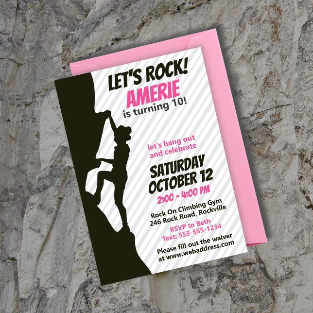 Invitación Cumpleaños de la Escalada de Roca del Chica Negro (Rock Climbing Party Invitation features the silhouette of a black girl climbing a rock. Pink & gray)