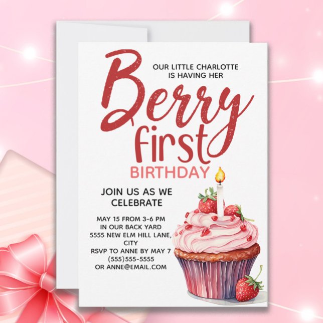 Invitación Cumpleaños de la fresa Berry First Cupcake 1er cum (Cupcake and candle little girl's "Berry first birthday" party invitation)