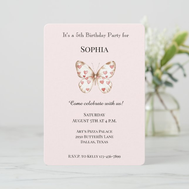 Invitación Cumpleaños de los corazones rojos de mariposa rosa (Anverso de pie)
