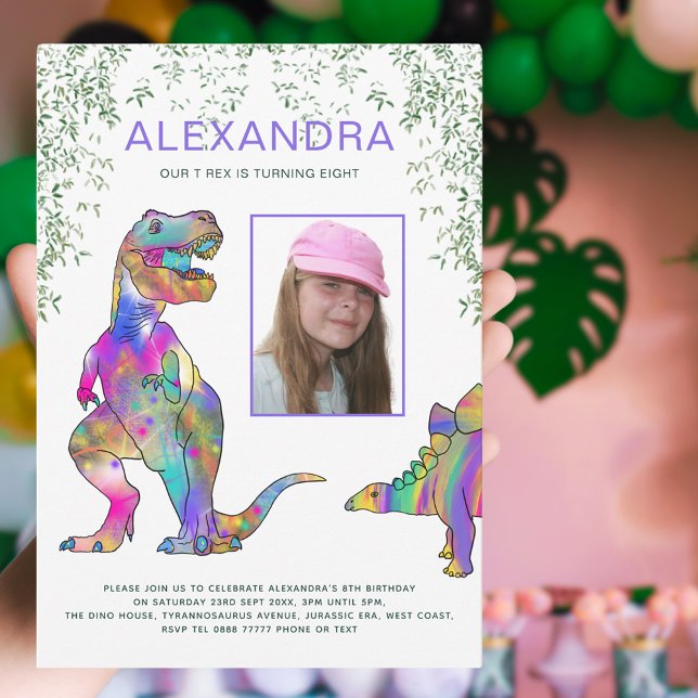 Invitación Cumpleaños de niñas Dinosaurio T-Rex Morado Fiesta (Dinosaur T-Rex colorful girls 8th birthday party invitation with photo template purple pink)