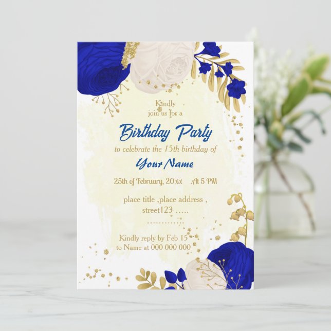 Invitación cumpleaños de oro de flores reales azules y blanca (Anverso de pie)
