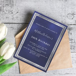 Invitación cumpleaños de plata azul marino<br><div class="desc">Una moderna y moderna tarjeta de invitación de cumpleaños número 50 (o cualquier edad) para hombres,  hombres y hombres. Un fondo azul marino. El color azul es desigual. Con un marco falso plateado. Personalice y agregue su nombre y detalles del fiesta. Atrás: fondo azul</div>