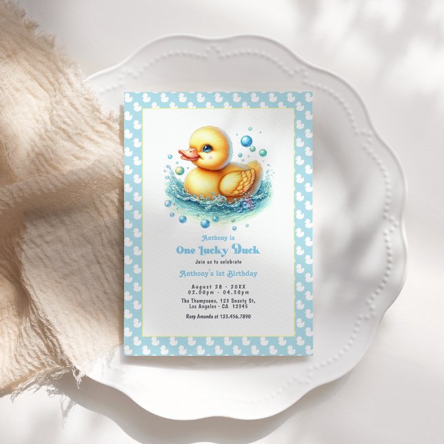 Invitación Cumpleaños de Primer Año de Un Pato Afortunado (One Lucky Duck First Birthday Party Invitation)