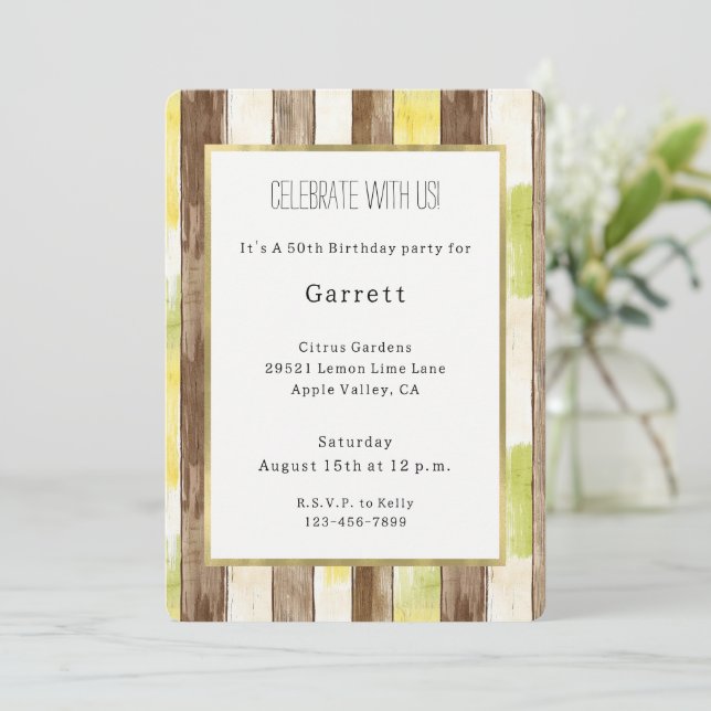 Invitación Cumpleaños de rayas de madera falsa de limón amari (Anverso de pie)