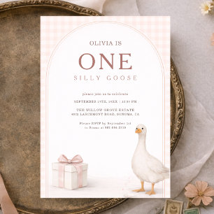 Invitación Cumpleaños de una niña con un lazo rosa de gingham