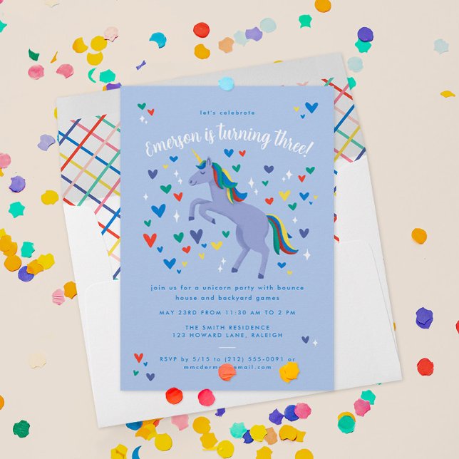 Invitación Cumpleaños de Unicornio con arcoiris mágico azul (this magical birthday party invitation has a pastel blue unicorn custom text and lots of hearts)