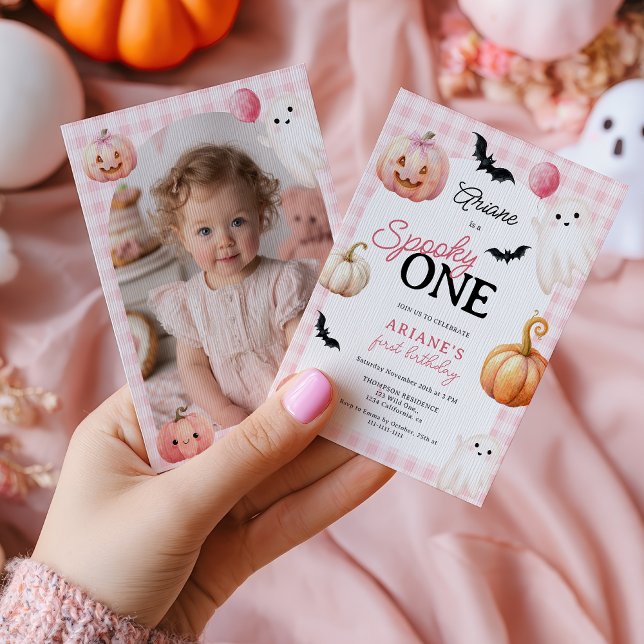 Invitación Cumpleaños de uno de encanto rosa a cuadros espelu (Cute Pink Gingham Spooky One Photo First Birthday Invitation)