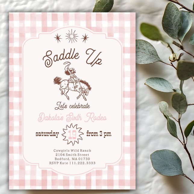 Invitación Cumpleaños de vaquera de rodeo Saddle Up en gingha (Subido por el creador)