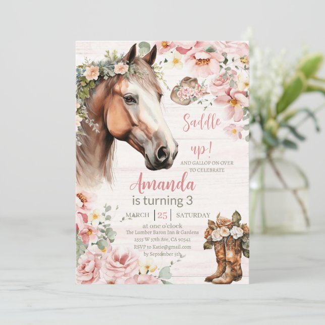 Invitación Cumpleaños de vaquera montando a caballo con flore (Anverso de pie)