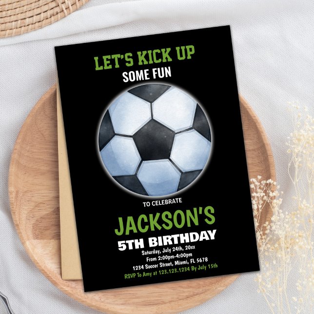 Invitación Cumpleaños del equipo de fútbol de la planta negra (Green Black Soccer Floor Soccer Birthday Invitation)