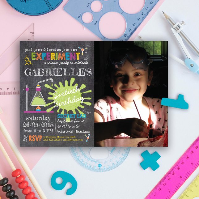 Invitación Cumpleaños del Fiesta de Ciencia Mad de Chalkboard (Put on your lab coat and get ready for an incredible party with our Science Party Invitation.)