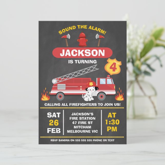 Invitación Cumpleaños del motor de bomberos rojo Chalkboard (Anverso de pie)
