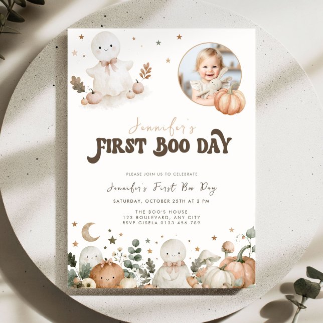 Invitación Cumpleaños del primer día de Boo de Halloween (First Boo Day 1st Birthday Invitation with Halloween themed illustrations for a boy or girl.)
