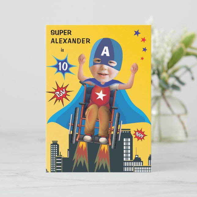 Invitación Cumpleaños del superhéroe discapacitado que vuela  (Anverso de pie)