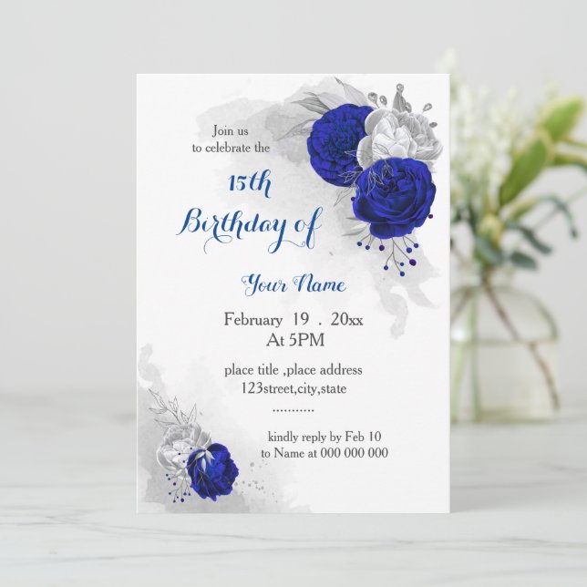Invitación cumpleaños floral de plata azul real (Anverso de pie)