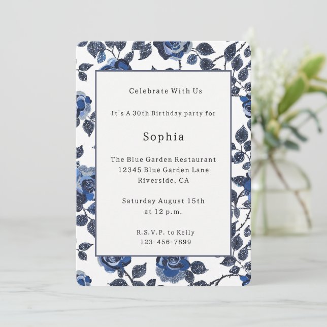 Invitación Cumpleaños Flores Azules Chic (Anverso de pie)