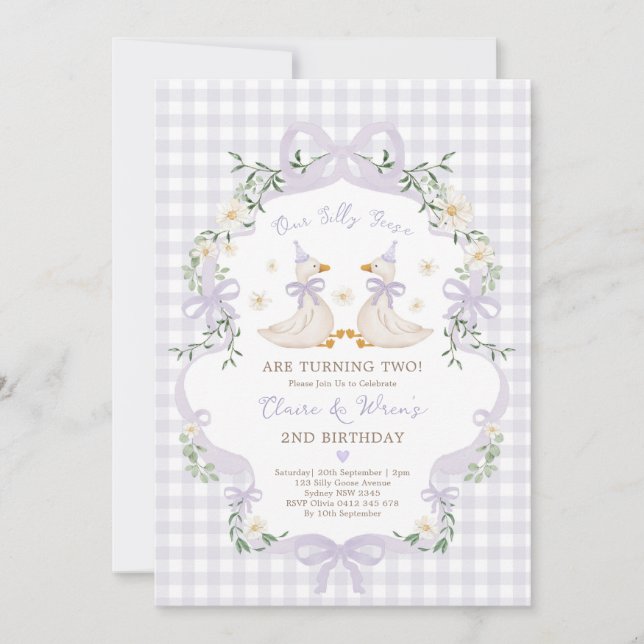 Invitación Cumpleaños gemelas ocas silvestres con lazo púrpur (Anverso)