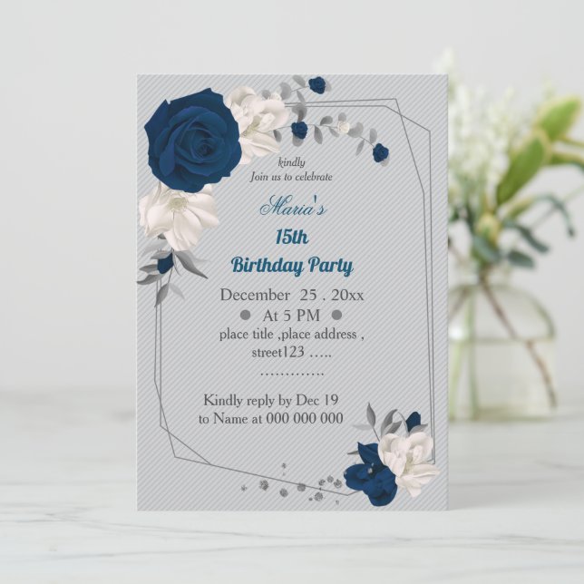 Invitación cumpleaños geométrico azul marino y flores blancas (Anverso de pie)