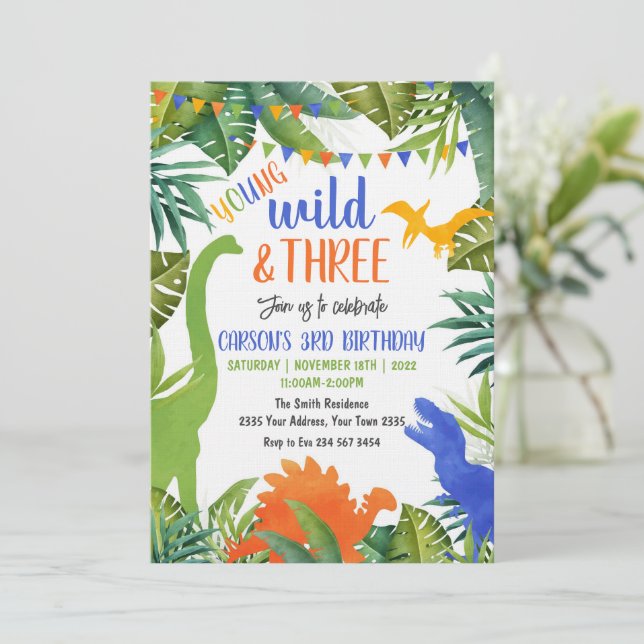 Invitación Cumpleaños joven salvaje y tres dinosaurios (Anverso de pie)