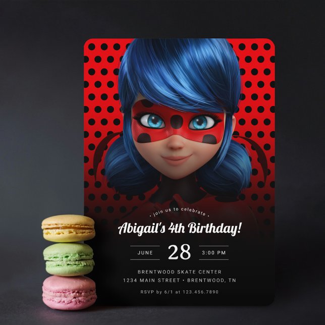 Invitación Cumpleaños milagroso del Chica Ladybug (Invitation next to macarons)