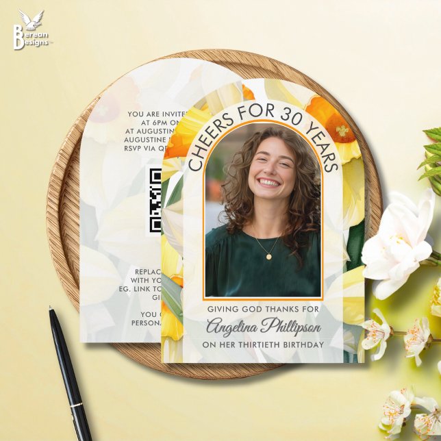 Invitación Cumpleaños moderno 30 con arco floral NARCISOS Fot (Cheers to 30 Years Floral 30th Birthday invitation with custom arch photo and text.)