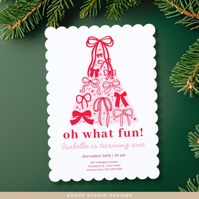 Invitación Cumpleaños moderno con lazo de árbol rosa rojo (Invitation shown in 5 x 7 inches with a scallop frame. Personalize and choose paper and corner style)