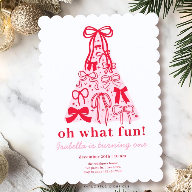 Invitación Cumpleaños moderno con lazo de árbol rosa rojo (Invitation shown in 5 x 7 inches with a scallop frame. Personalize and choose paper and corner style)