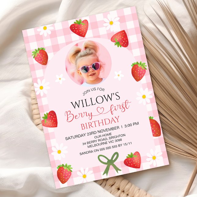Invitación Cumpleaños moderno de fresa con corazón de gingham (Berry First Birthday Invitation, Berry First Birthday Invite, Strawberry Themed First Birthday Girl)