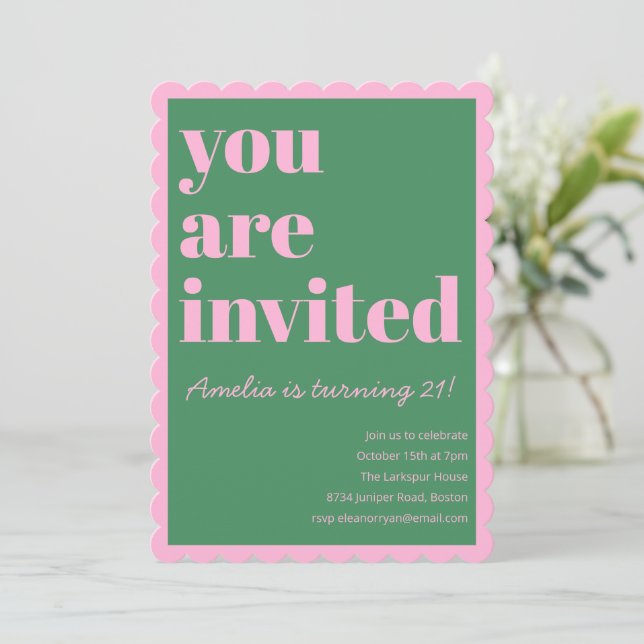 Invitación Cumpleaños moderno rosa verde con borde escalopado (Anverso de pie)