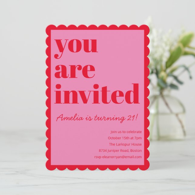 Invitación Cumpleaños moderno rosa y rojo con borde escalopad (Anverso de pie)