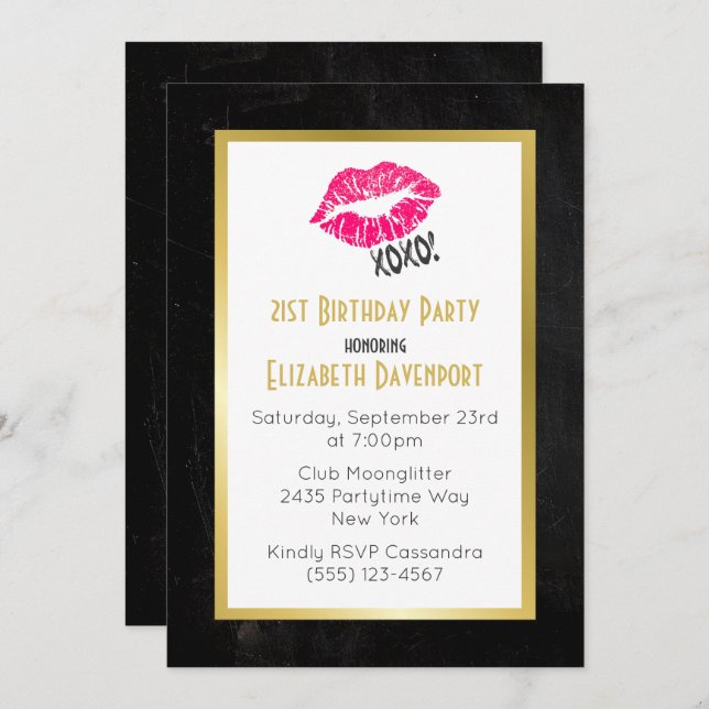Invitación Cumpleaños negro y dorado con labios de besos rosa (Anverso / Reverso)
