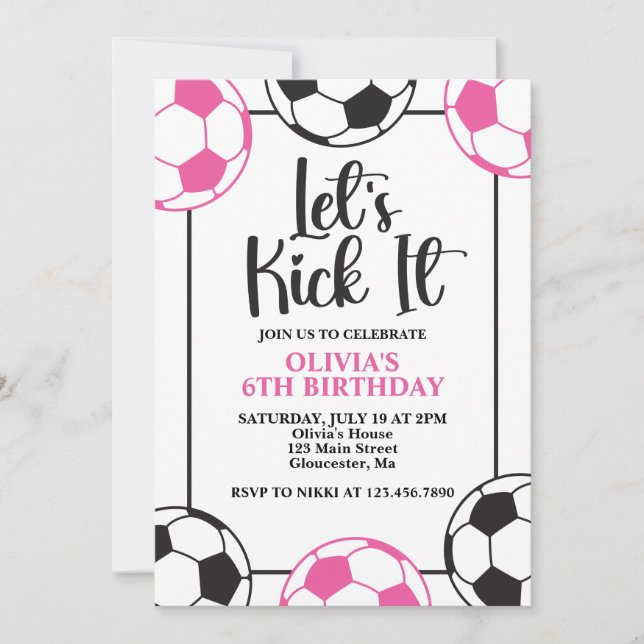 Invitación Cumpleaños negro y rosado del fútbol (Anverso)