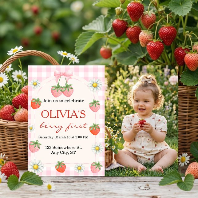 Invitación Cumpleaños número 1 de Berry First Strawberry Pers (Berry 1st Birthday Strawberry Photo Invitation)