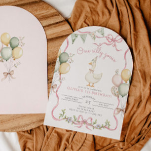 Invitación Cumpleaños número 1 de una niña rosa un ganso tont