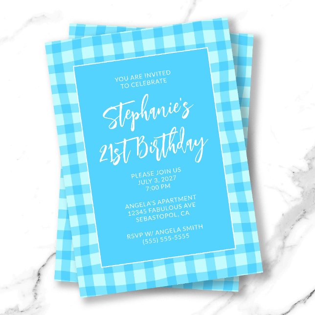 Invitación Cumpleaños número 21 con gingham azul ondulado de  (Wavy Blue Summer Gingham Bold 21st Birthday Invitation)