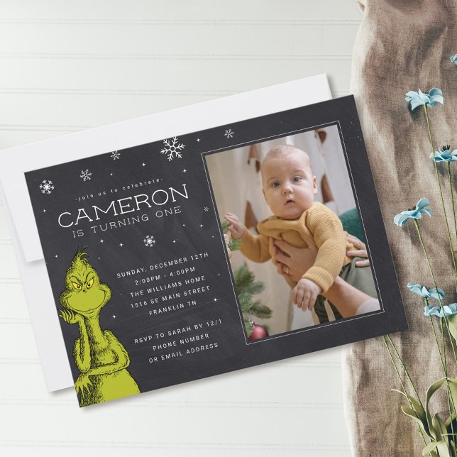 Invitación Cumpleaños Pizarra del Grinch (Invitation on table)