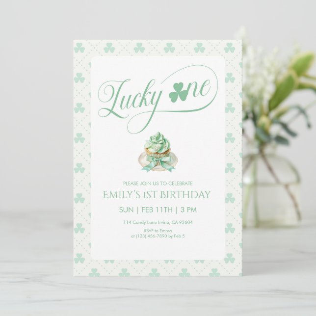 Invitación Cumpleaños Primero Lucky One Cupcake (Anverso de pie)