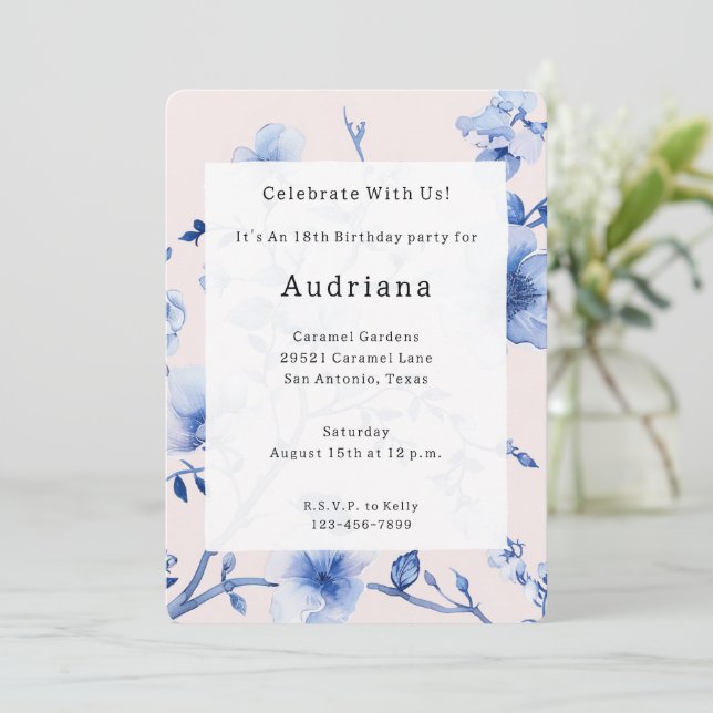 Invitación Cumpleaños romántico de Rubor Blue Floral (Anverso de pie)