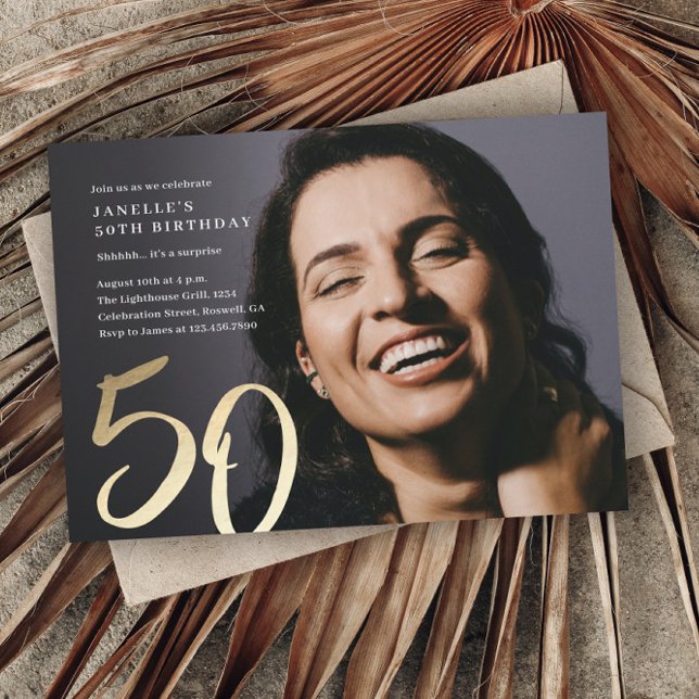 Invitación Cumpleaños Simple Moderno Foto 50 (Simple gold script photo 50th birthday party invitation.)