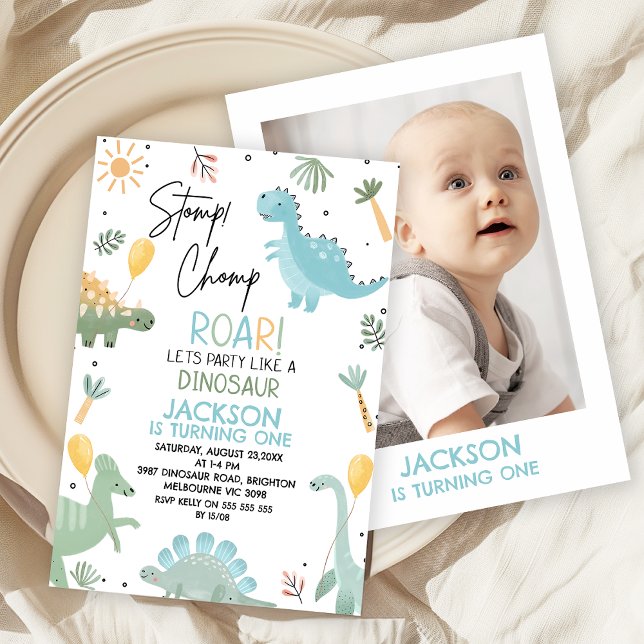Invitación Cumpleaños Temático de Dinosaurio Foto Azul Verde  (Cute Dinosaur Themed 1st Birthday Invitation with Photo,
Dino Birthday Invite, Party Like Dinosaur)