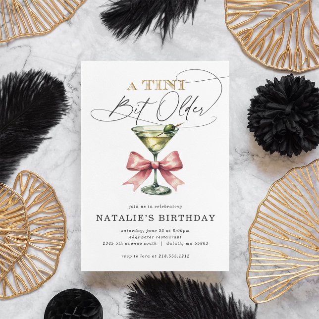 Invitación Cumpleaños Un Poco Más Viejo con Arco Rosa Martini (A Tini Bit Older Martini Pink Bow Birthday Invitation)