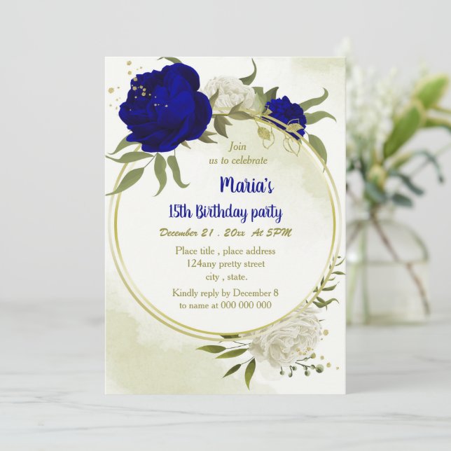 Invitación cumpleaños verde de flores blancas azules reales (Anverso de pie)